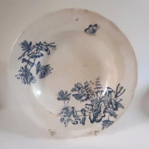 1 Assiette creuse porcelaine opaque de Gien, modèle Chèvrefeuille