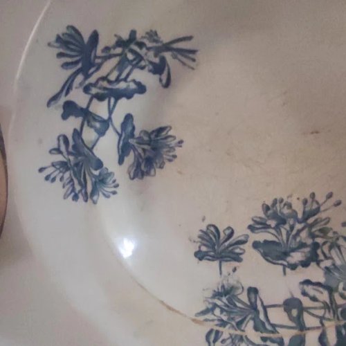 1 Assiette creuse porcelaine opaque de Gien, modèle Chèvrefeuille