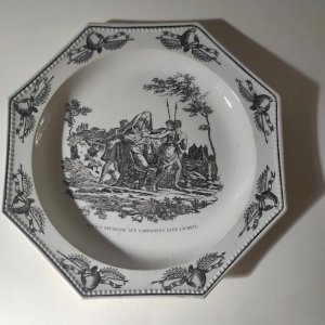 1 assiette octogonale perlée Montereau, décor scène antique Magius, XIX ème siècle