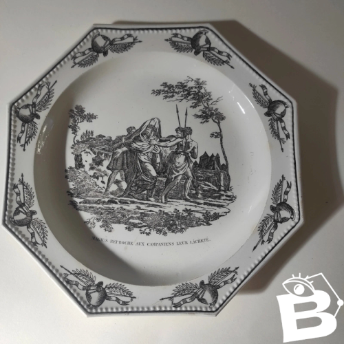1 assiette octogonale perlée Montereau, décor scène antique Magius, XIX ème siècle