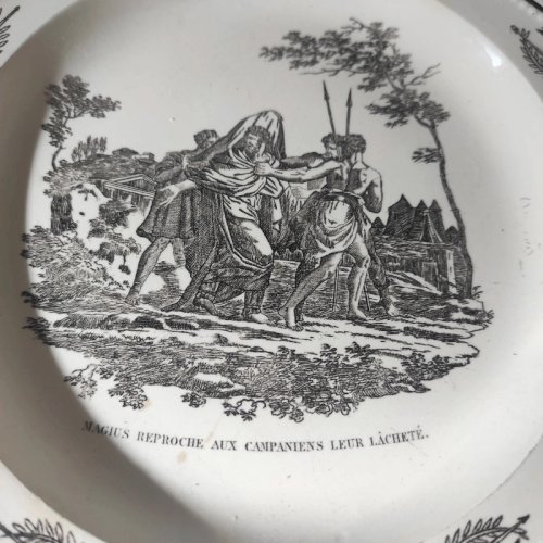 1 assiette octogonale perlée Montereau, décor scène antique Magius, XIX ème siècle