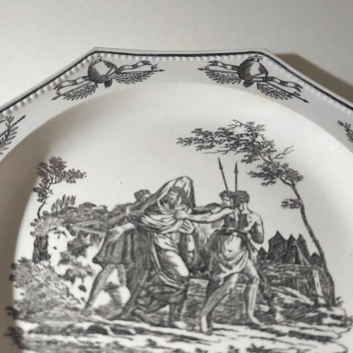 1 assiette octogonale perlée Montereau, décor scène antique Magius, XIX ème siècle