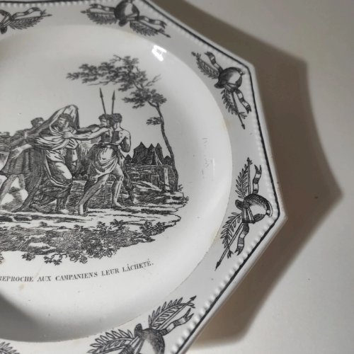 1 assiette octogonale perlée Montereau, décor scène antique Magius, XIX ème siècle