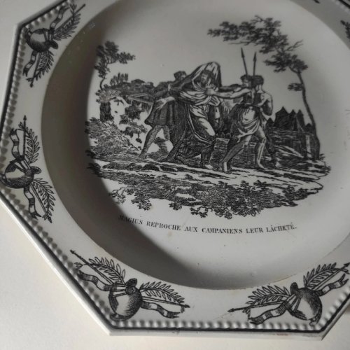 1 assiette octogonale perlée Montereau, décor scène antique Magius, XIX ème siècle