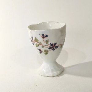 1 Antique egg cup on pedestal in porcelain, decorated with stripes.