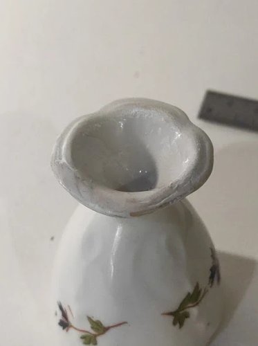 1 Coquetier ancien sur piédouche en porcelaine, décor aux barbeaux