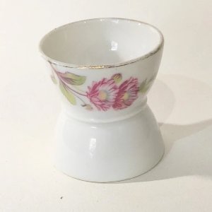 1 vintage egg cup with flower decoration
