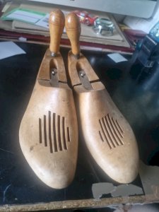 1 pair of old wooden shoe trees