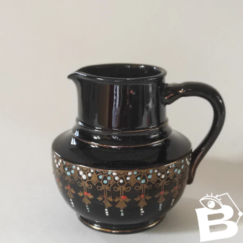 1 petit pichet ou crémier en porcelaine Anglaise Gibson, modèle Victoria