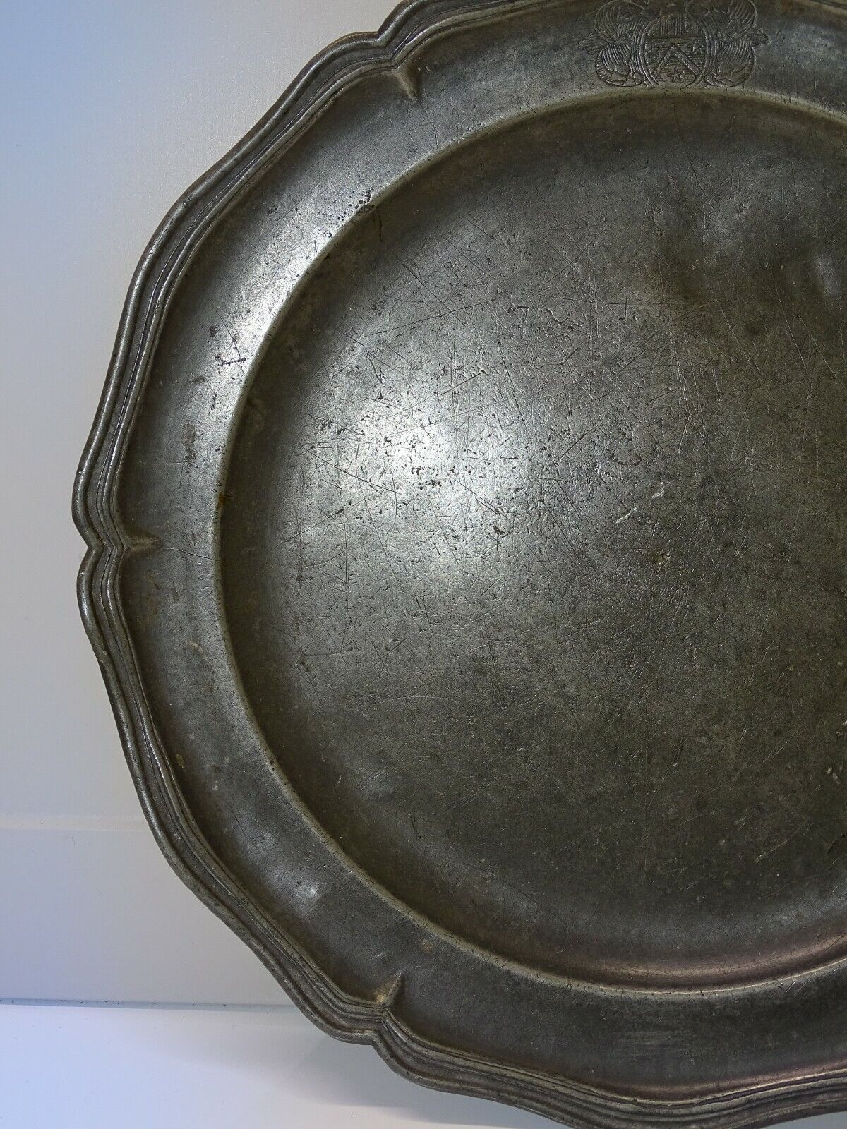 1 PLAT ETAIN HAUTE EPOQUE XVIIIe XIXe LOUIS XV Avec BLASON HEAUME Chevalier 118891