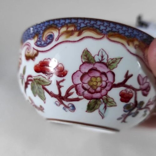 1 tasse en porcelaine fine de Sarreguemines décor Minton N°247