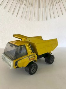 10⚜️ Vintage Joustra Goliath Yellow Tin Dump Truck Construction Vehicle