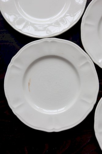 10 assiettes à dessert vintage en faïence ivoire au marli chantourné