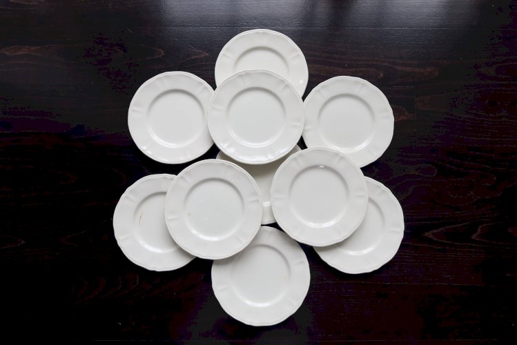 10 assiettes à dessert vintage en faïence ivoire au marli chantourné