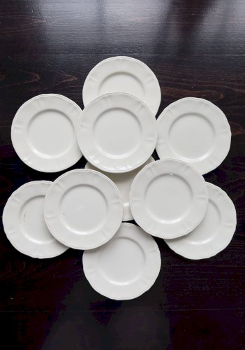 10 assiettes à dessert vintage en faïence ivoire au marli chantourné