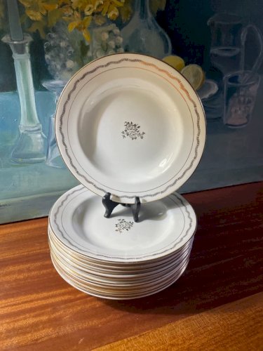 10 assiettes creuses blanches et dorées St-Amandinoise
