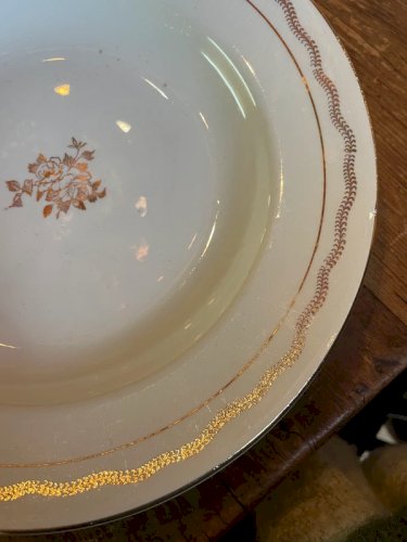 10 assiettes creuses blanches et dorées St-Amandinoise
