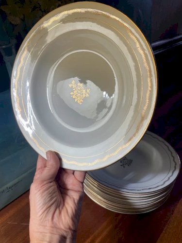 10 assiettes creuses blanches et dorées St-Amandinoise