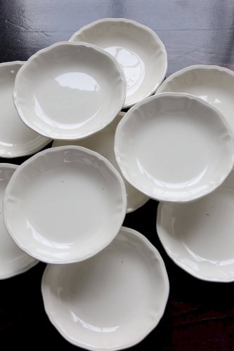 10 assiettes creuses vintage en faïence ivoire au marli chantourné