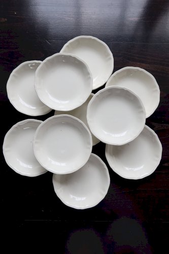 10 assiettes creuses vintage en faïence ivoire au marli chantourné