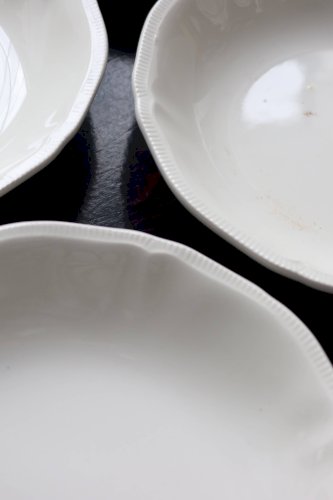 10 assiettes creuses vintage en faïence ivoire au marli chantourné