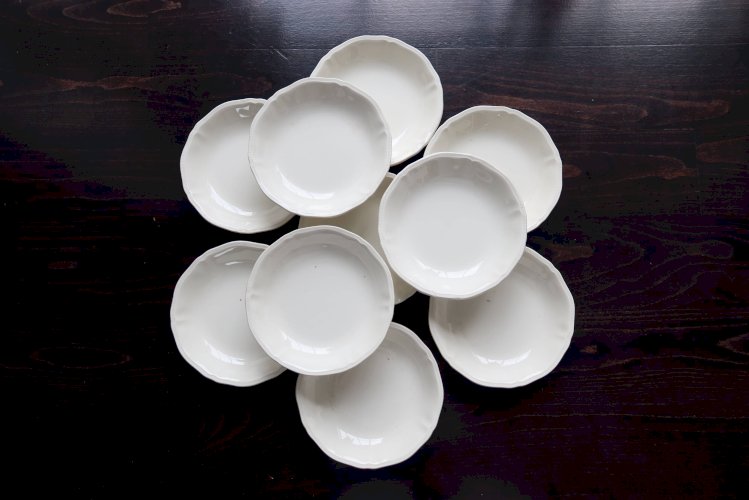 10 assiettes creuses vintage en faïence ivoire au marli chantourné