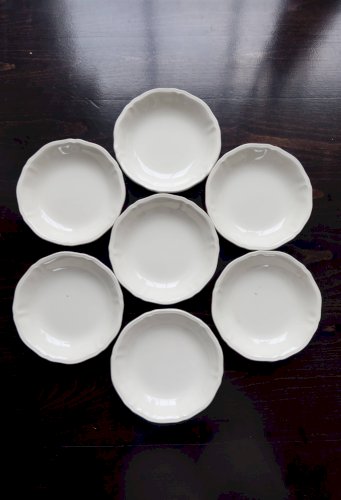10 assiettes creuses vintage en faïence ivoire au marli chantourné