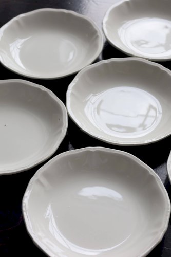 10 assiettes creuses vintage en faïence ivoire au marli chantourné