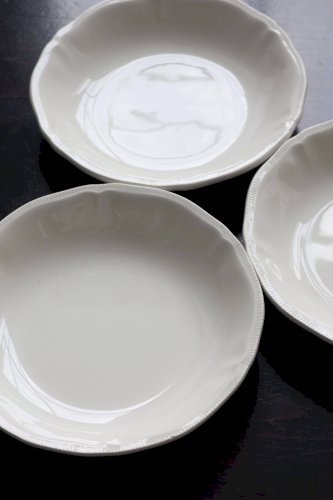 10 assiettes creuses vintage en faïence ivoire au marli chantourné