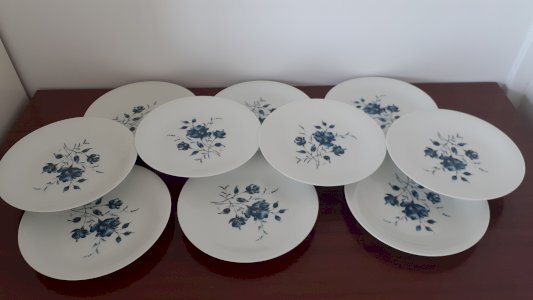 10 blue and gold dessert plates