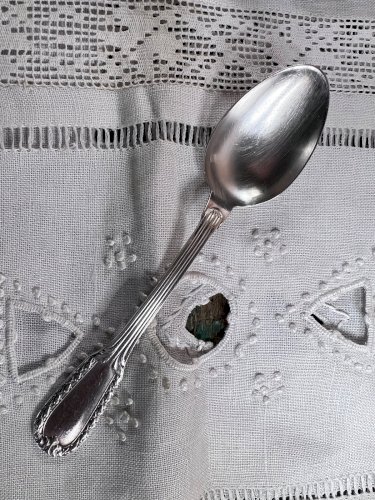 10 petites cuillères en métal argenté monogrammées, maison Boulenger