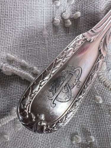 10 petites cuillères en métal argenté monogrammées, maison Boulenger