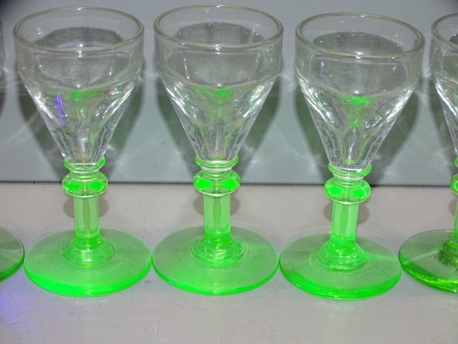 -10 PETITS VERRES A PIEDS OURALINE DIGESTIFS CAVE A LIQUEUR  1930 VITRINE   D