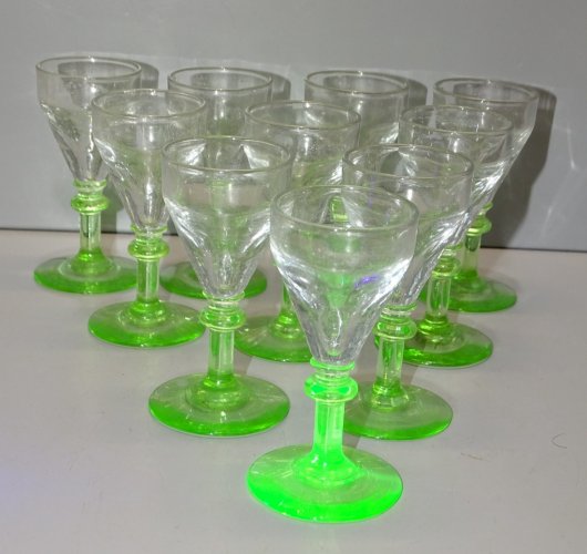 -10 PETITS VERRES A PIEDS OURALINE DIGESTIFS CAVE A LIQUEUR  1930 VITRINE   D