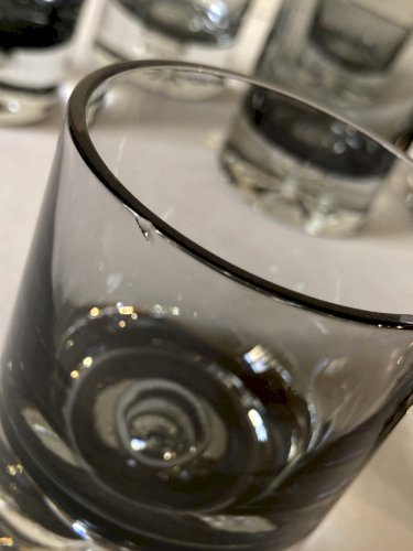 10 verres apéritif en verre fumé, années 1960-1970