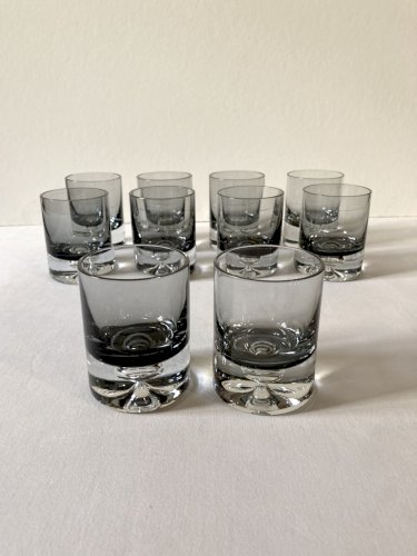 10 verres apéritif en verre fumé, années 1960-1970