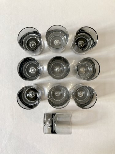 10 verres apéritif en verre fumé, années 1960-1970