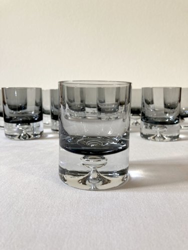 10 verres apéritif en verre fumé, années 1960-1970
