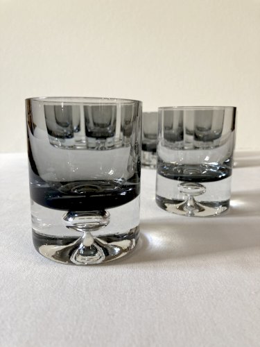 10 verres apéritif en verre fumé, années 1960-1970