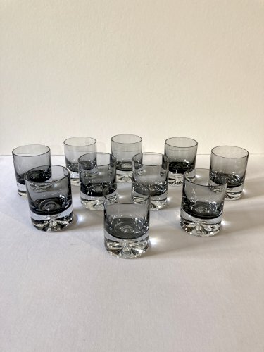 10 verres apéritif en verre fumé, années 1960-1970