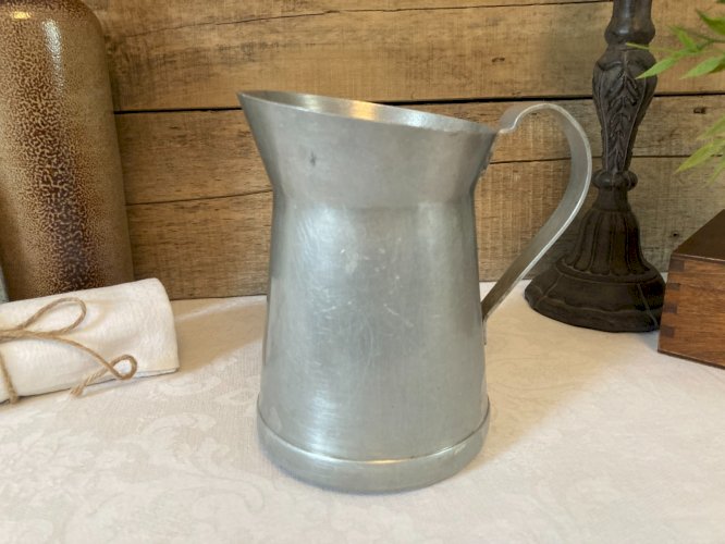 1025⚜️ Ancien Pichet Tournus Unis France Broc en Aluminium Pur Hauteur 17 Cm