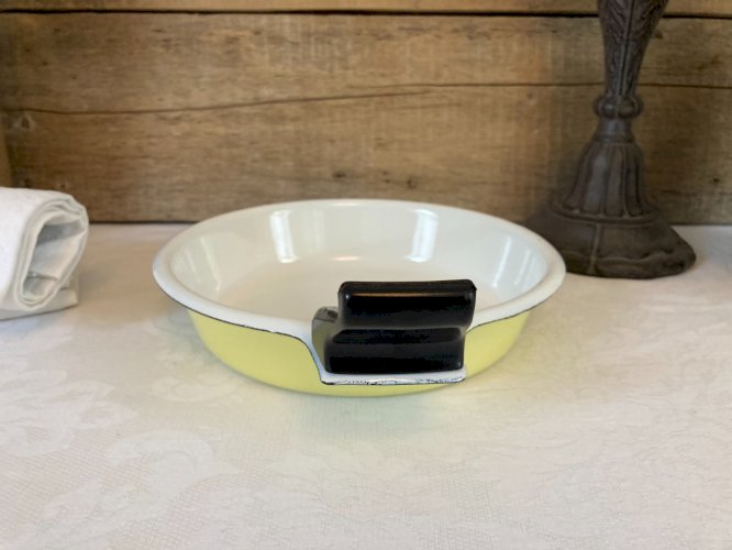 1025⚜️ Ancien Plat en Tôle Émaillé Couleur Jaune Diamètre 19 Cm Vintage