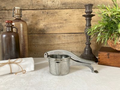 1025⚜️ Vintage Simplex Citrus Press Kitchen Utensil