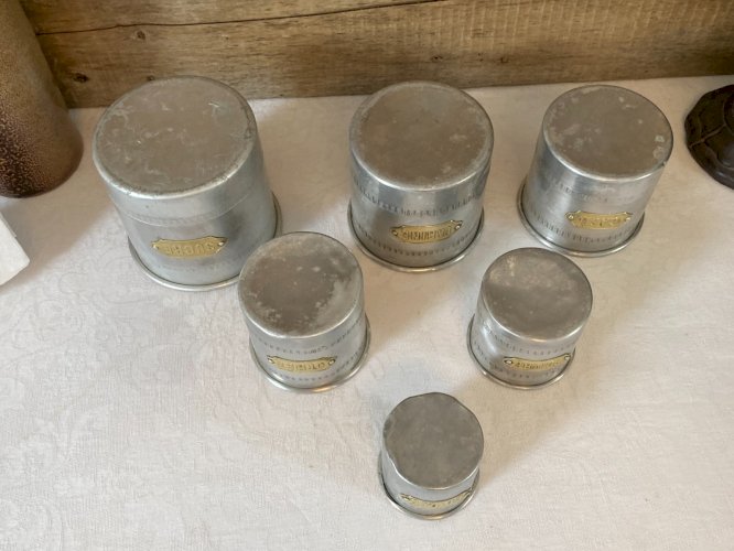 1025⚜️ Ancienne Serie de 6 Pots à Épices en Aluminium Vintage