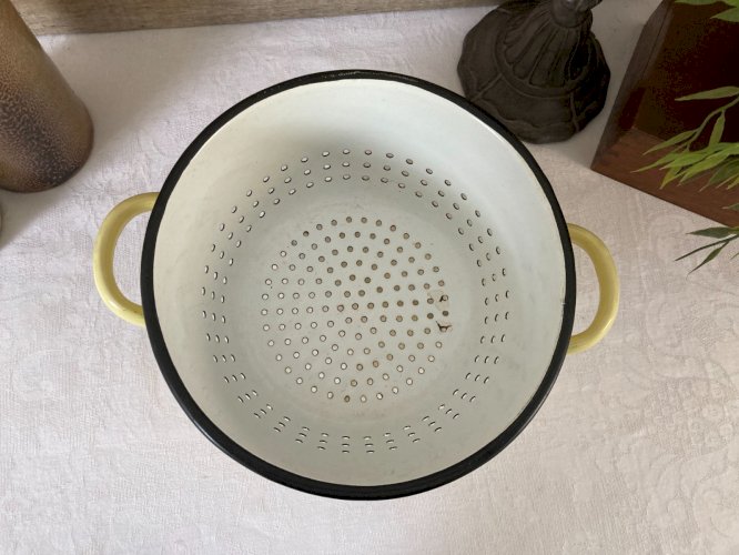 1025⚜️ Ustensile de Cuisine Ancienne Passoire en Tôle Émaillée Jaune Vintage