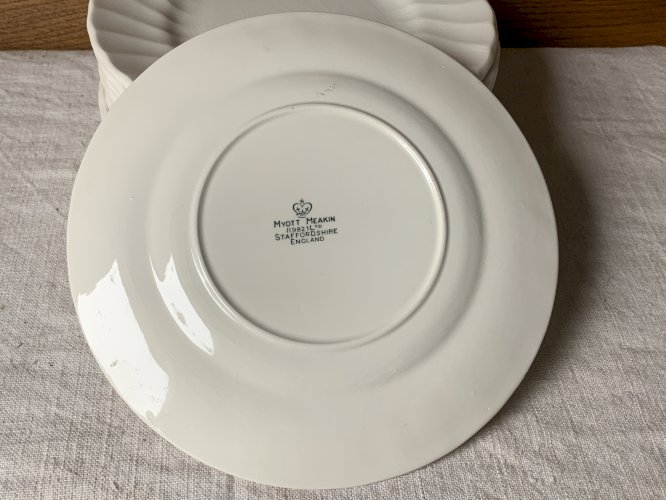 11 assiettes à dessert anglaises ivoire Myott Meakin 