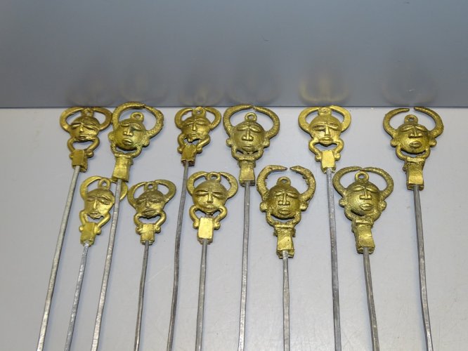 -11 BROCHETTES AFRICAINES AVEC MASQUES BRONZE COLLECTION ART ETHNIQUE déco  D