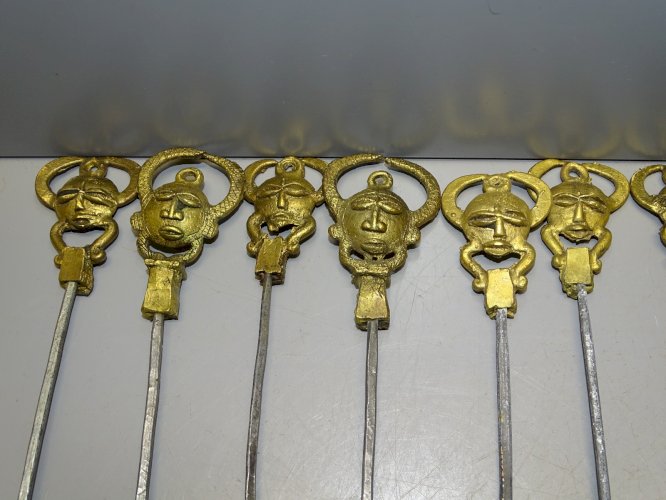 -11 BROCHETTES AFRICAINES AVEC MASQUES BRONZE COLLECTION ART ETHNIQUE déco  D