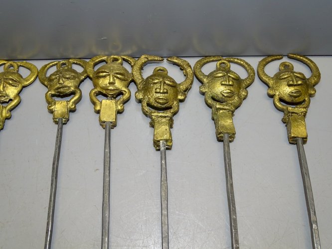 -11 BROCHETTES AFRICAINES AVEC MASQUES BRONZE COLLECTION ART ETHNIQUE déco  D