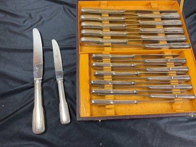 11 COUTEAUX à viande et 12 couteaux à dessert EN MÉTAL ARGENTÉ